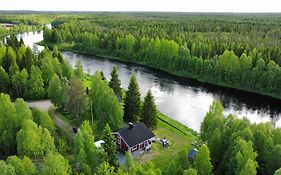 Lapin Villa Hiisi joen rannalla