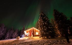 Lapin Villa Hiisi joen rannalla